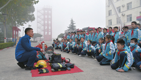 長治潞州區(qū)英雄街小學(xué)組織學(xué)生走進消防救援支隊特勤站開展“致敬火焰藍(lán)”研學(xué)活動。
